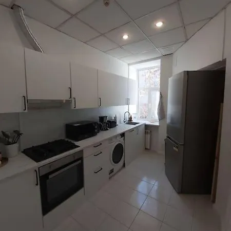 Spacious, 3-bedroom In Appartement *
