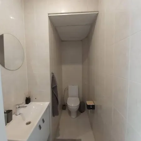 Spacious, 3-bedroom In Appartement *