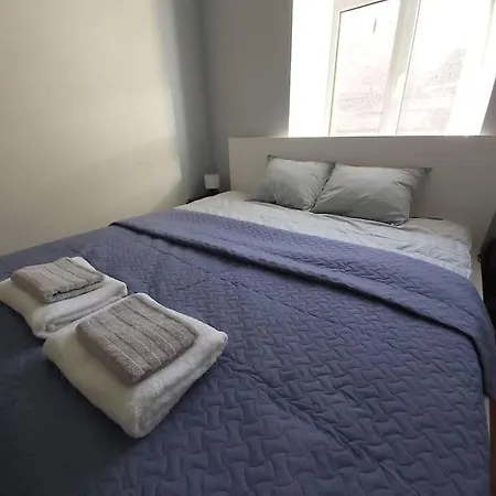 Spacious, 3-bedroom In Appartement *